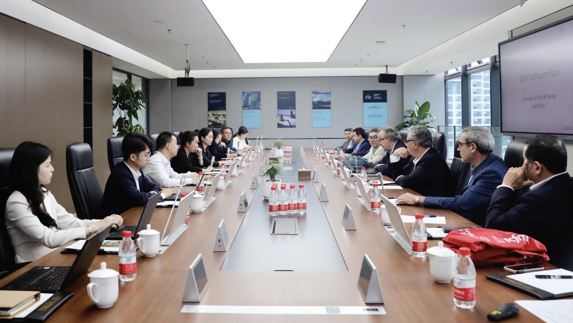 智利大学代表团到访tyc86太阳集团锂业参观互换